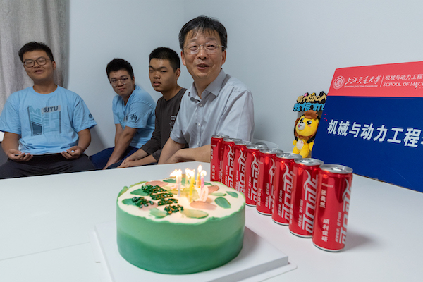 图二 杜朝辉同过生日学生亲切交谈.jpg