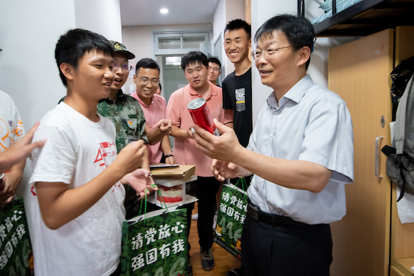 图三 学院领导、班主任与思政教师为学生送上慰问礼包.jpg