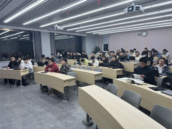 图1-同学认真学习党章.jpg